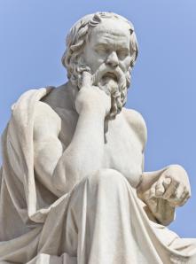 Prim-plan-al-statuii-lui-Socrates