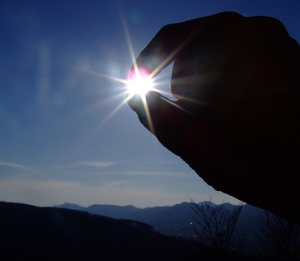 sun-blessing-judaism-finger-hold-3